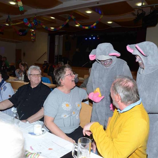 Bild enthält, Dining Room, Dining Table, Table, Person, Portrait, Adult, Male, Man, People, Restaurant