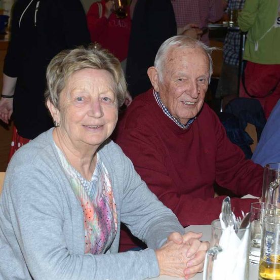 Bild enthält, Person, Photography, Portrait, Dining Table, Table, Glass, Dining Room, Restaurant, Adult, Woman