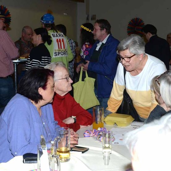 Bild enthält, Dining Room, Dining Table, Table, People, Person, Adult, Female, Woman, Male, Man