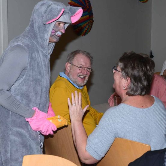 Bild enthält, Person, Photography, Portrait, People, Finger, Glove, Glasses, Adult, Male, Man