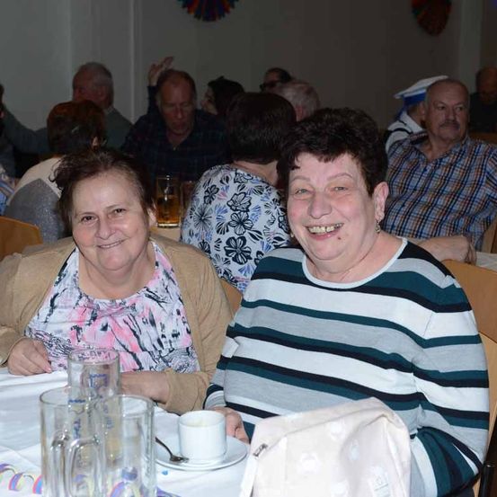 Bild enthält, Dining Room, Dining Table, Table, Restaurant, Person, Portrait, Linen, Glass, Adult, Man