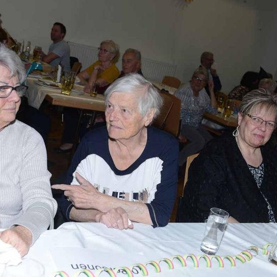 Bild enthält, Dining Table, Table, Dining Room, Restaurant, Glass, Adult, Male, Man, Person, Linen