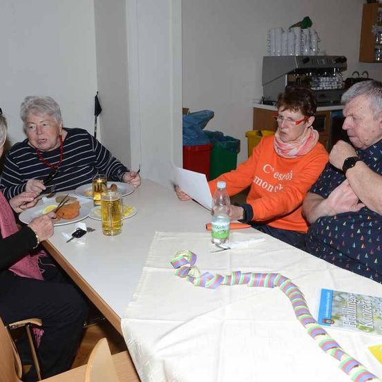 Bild enthält, Dining Table, Furniture, Table, Dining Room, People, Person, Adult, Male, Man, Face
