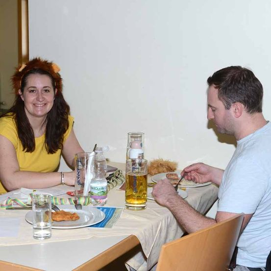 Bild enthält, Dining Table, Table, Dining Room, Dating, Person, Adult, Female, Woman, Male, Man