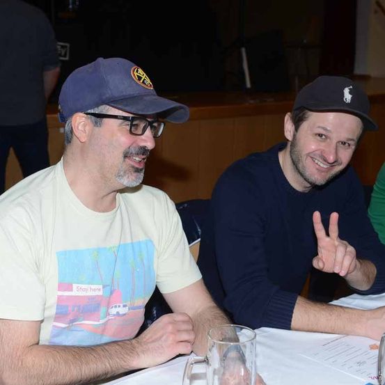 Bild enthält, Baseball Cap, Cap, Hat, People, Person, Plywood, Finger, Adult, Male, Man