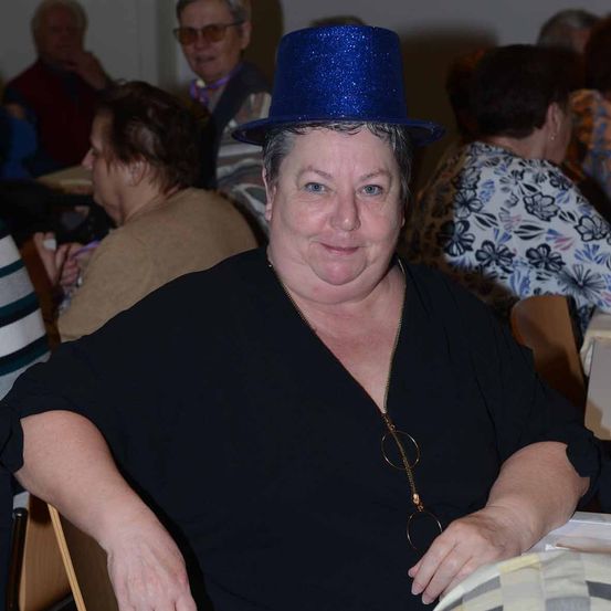 Bild enthält, Face, Person, Photography, Portrait, Hat, Couch, People, Glasses, Dining Table, Indoors