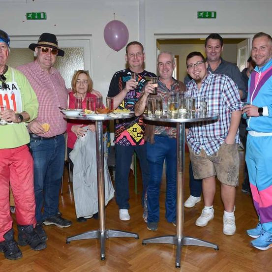 Bild enthält, People, Person, Dining Table, Table, Pants, Dining Room, Portrait, Adult, Male, Man