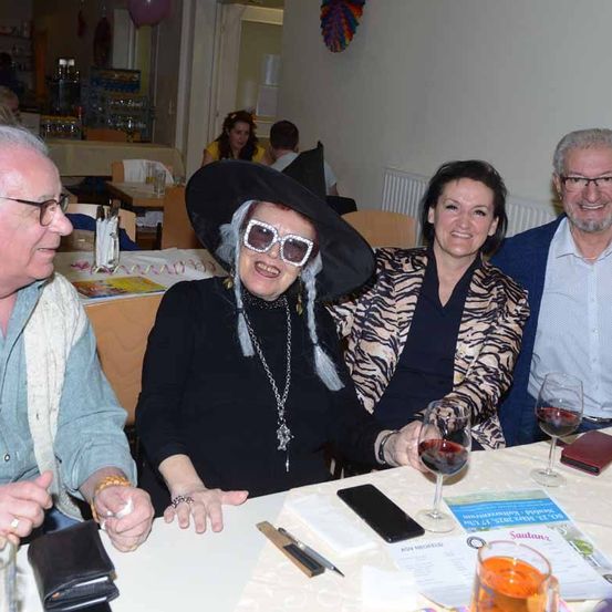 Bild enthält, Table, Dining Table, People, Person, Dining Room, Sunglasses, Glasses, Portrait, Adult, Man