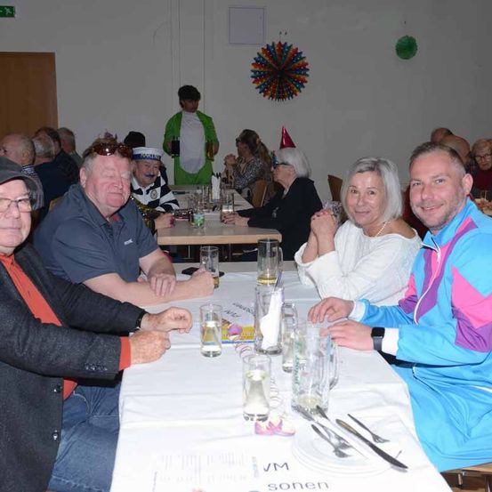 Bild enthält, Dining Room, Dining Table, Indoors, Table, Restaurant, Cafeteria, Adult, Male, Man, Person