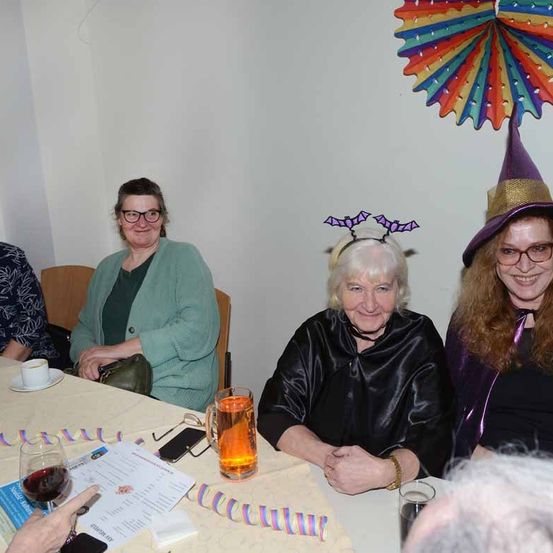 Bild enthält, Hat, People, Person, Table, Dining Table, Adult, Female, Woman, Dining Room, Face