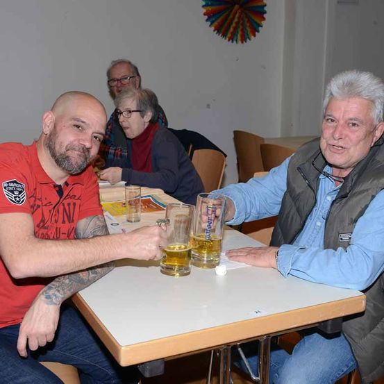Bild enthält, Beer, Adult, Male, Man, Person, Glass, Table, Plywood, Face, Dining Table