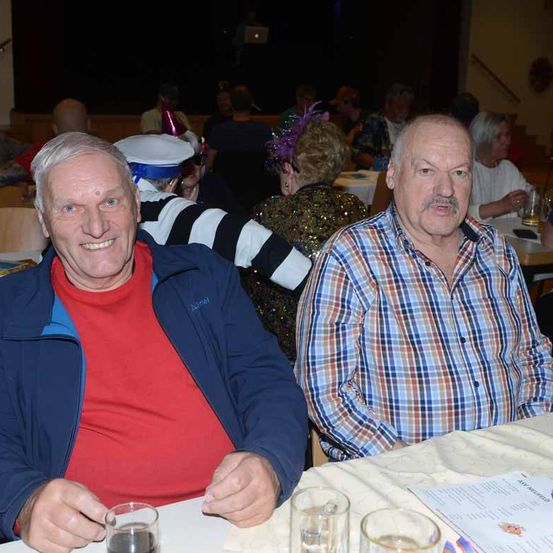 Bild enthält, Indoors, Restaurant, Dining Table, Table, Person, Portrait, Dining Room, Adult, Male, Man