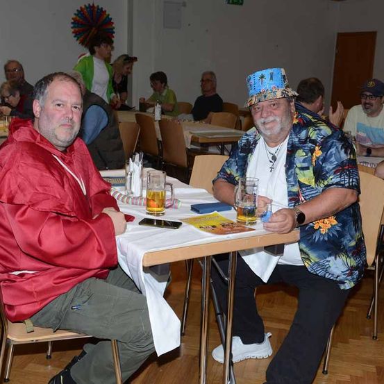 Bild enthält, Dining Table, Table, Dining Room, Restaurant, Plywood, Wood, Cafeteria, Person, Portrait, Man