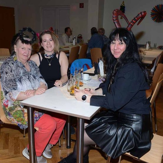 Bild enthält, Dining Table, Table, Dining Room, Restaurant, Adult, Female, Person, Woman, Cafeteria, Portrait