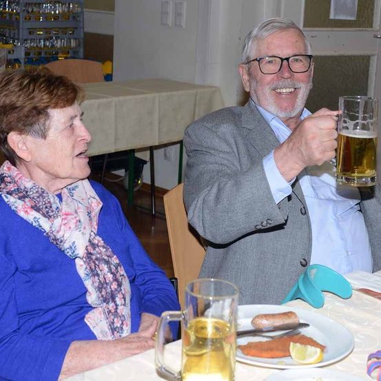 Bild enthält, Glass, Beer, Lager, Table, Dining Table, Person, Portrait, Adult, Male, Man