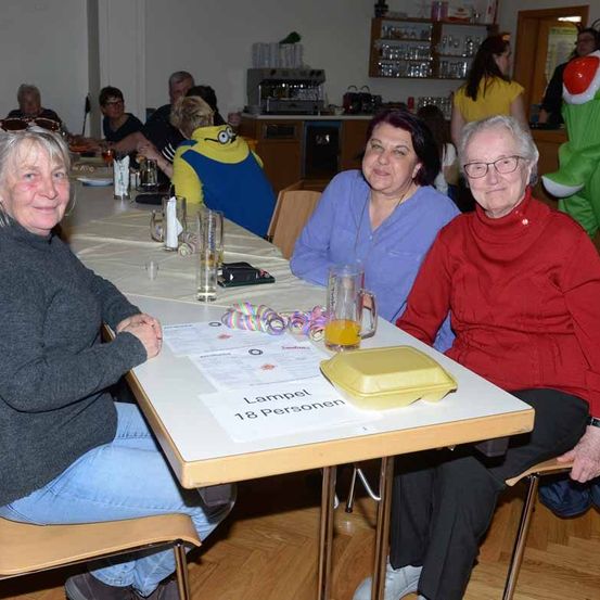 Bild enthält, Dining Room, Dining Table, Table, People, Person, Restaurant, Adult, Female, Woman, Cafeteria