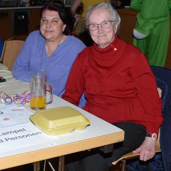 Bild enthält, Dining Room, Dining Table, Table, Person, Photography, Portrait, Adult, Female, Woman, Couch