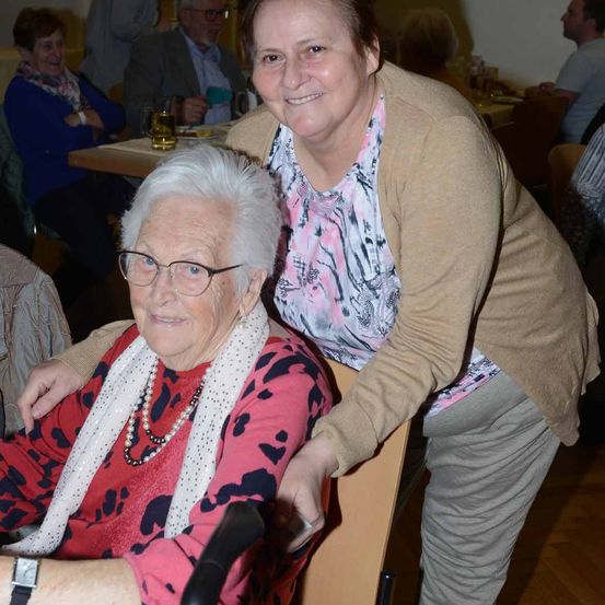 Bild enthält, Person, Photography, Portrait, Furniture, Chair, Glasses, Adult, Male, Man, Blouse