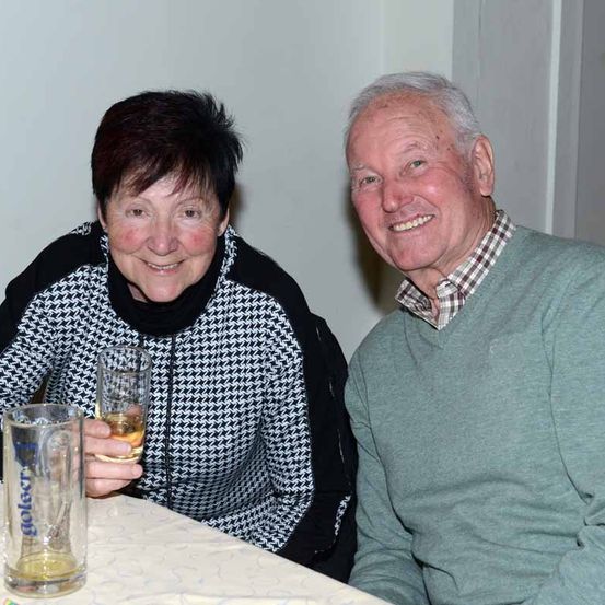 Bild enthält, Person, Photography, Portrait, Glass, Beer, Lager, Cup, Table, Adult, Man