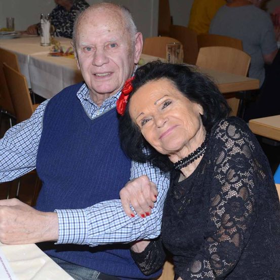 Bild enthält, Person, Photography, Portrait, Table, Blouse, Dining Table, Dining Room, Glasses, Necklace, People