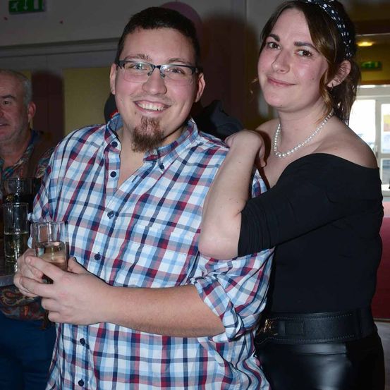 Bild enthält, Pants, Shirt, Person, Photography, Portrait, Blouse, Accessories, Necklace, Glasses, Man