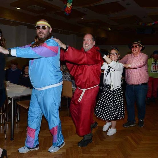 Bild enthält, People, Person, Dancing, Pants, Adult, Female, Woman, Dress, Male, Man