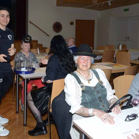 Bild enthält, Adult, Female, Person, Woman, People, Dining Table, Table, Cafeteria, Restaurant, Plywood