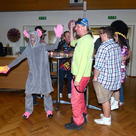 Bild enthält, Pants, Purple, Hat, Adult, Male, Man, Person, Child, Female, Girl