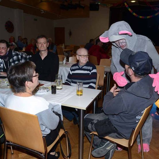 Bild enthält, Dining Room, Dining Table, Table, Restaurant, People, Person, Adult, Male, Man, Glove