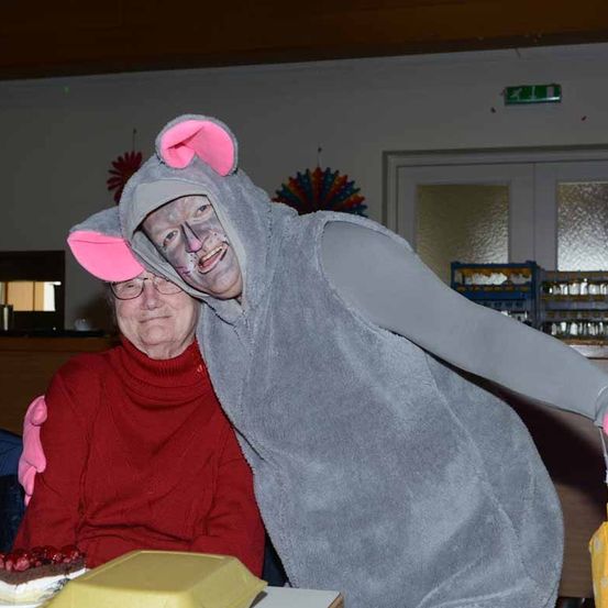 Bild enthält, Person, Photography, Portrait, Glove, Costume, Hat, Adult, Male, Man, Couch