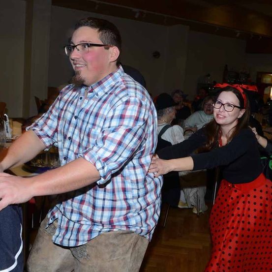 Bild enthält, Dancing, Person, People, Adult, Female, Woman, Male, Man, Boy, Child