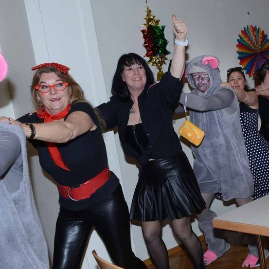 Bild enthält, Adult, Female, Person, Woman, Skirt, Face, People, Costume, Glasses, Festival