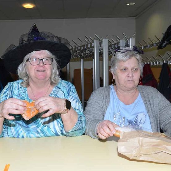 Bild enthält, Hat, Photography, Person, Face, Portrait, Adult, Female, Woman, Glasses, Furniture