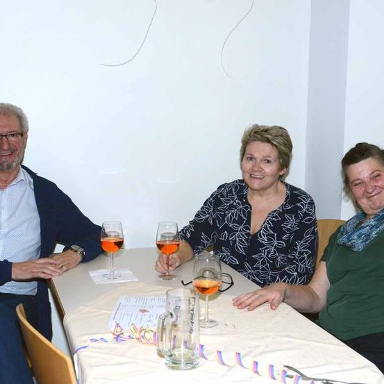 Bild enthält, Dining Table, Table, Dining Room, People, Person, Adult, Male, Man, Glass, Woman