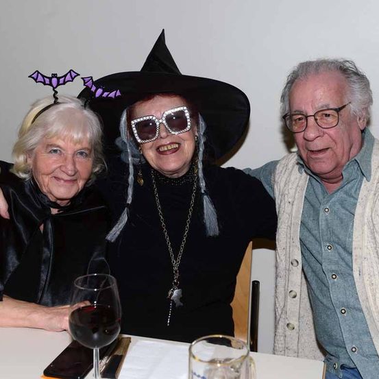 Bild enthält, Sunglasses, Adult, Female, Person, Woman, Glass, People, Hat, Male, Man