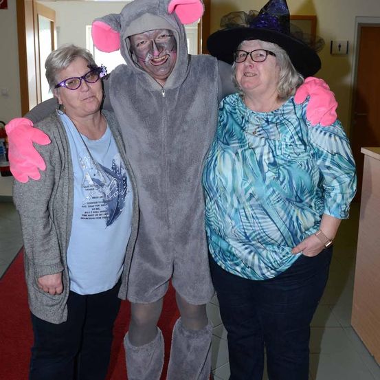 Bild enthält, Pants, Costume, Person, Coat, Jacket, Portrait, Glasses, Blazer, Purple, Hat