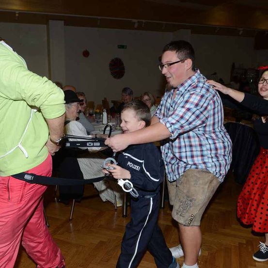 Bild enthält, People, Person, Pants, Adult, Male, Man, Dancing, Photography, Portrait, Skirt
