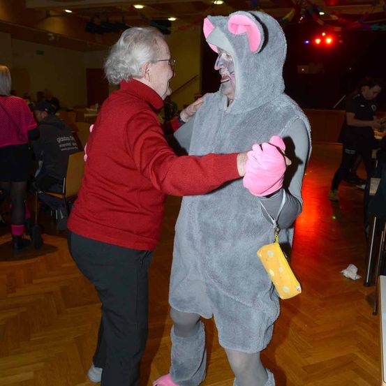 Bild enthält, Purple, Photography, Portrait, Shoe, Floor, Flooring, Pants, Costume, Glove, Lighting