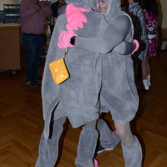 Bild enthält, Costume, Person, Purple, Photography, Portrait, Floor, Flooring, Shoe, Pants, Man