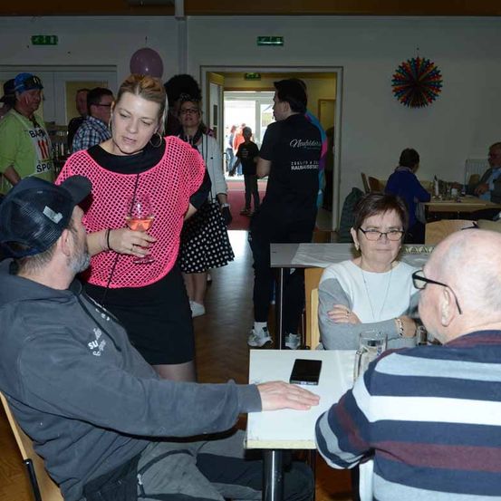Bild enthält, Dining Room, Dining Table, Table, Restaurant, People, Person, Cafeteria, Adult, Male, Man
