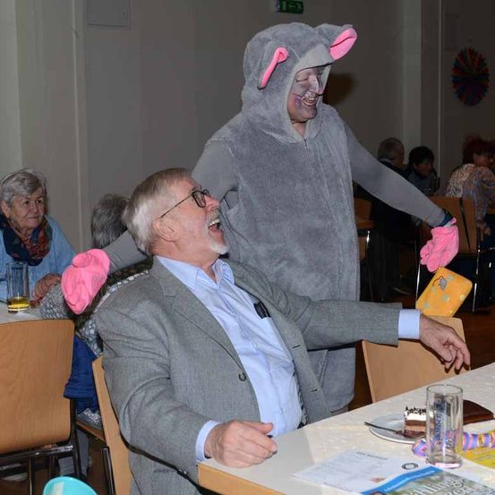 Bild enthält, Dining Table, Table, Dining Room, Restaurant, Person, Portrait, Finger, Adult, Male, Man