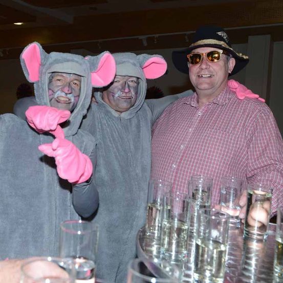 Bild enthält, Person, Photography, Portrait, Sunglasses, Glass, Glasses, Hat, Finger, Adult, Man