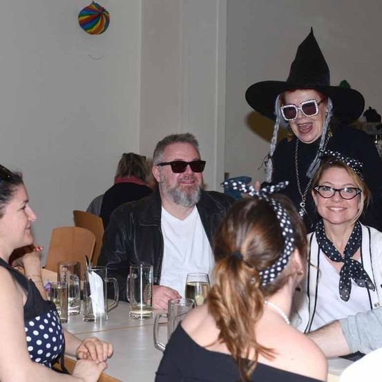 Bild enthält, Sunglasses, People, Person, Dining Room, Dining Table, Hat, Adult, Female, Woman, Man