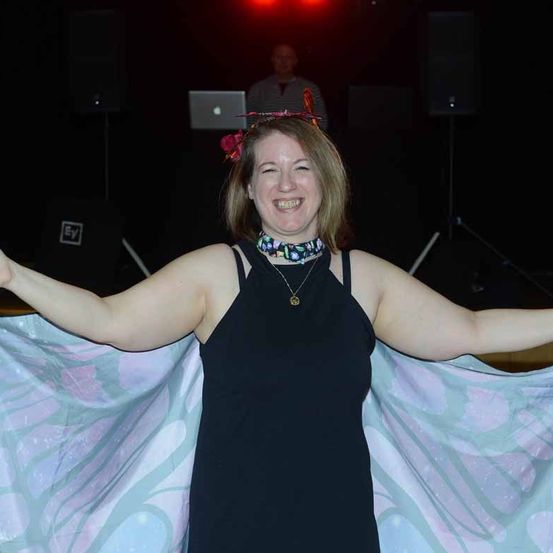 Bild enthält, Person, Photography, Portrait, Necklace, Lighting, Dress, Purple, Adult, Female, Woman