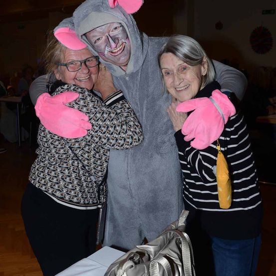 Bild enthält, Glove, Person, Photography, Portrait, Coat, Handbag, Jacket, Glasses, Costume, Pants