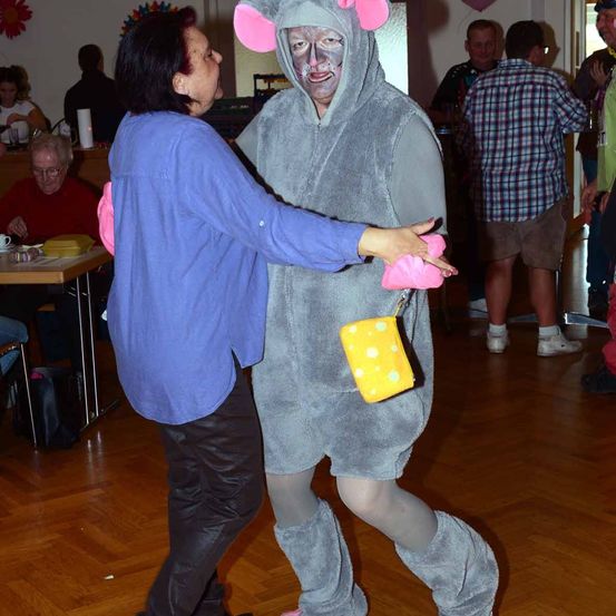 Bild enthält, Costume, Person, Shoe, Purple, Photography, Portrait, Floor, Flooring, Balloon, Pants
