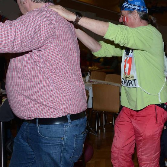 Bild enthält, Pants, Hat, Jeans, Adult, Male, Man, Person, Shoe, Face, Glasses