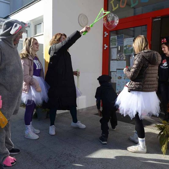Bild enthält, People, Person, Skirt, Coat, Jacket, Female, Girl, Teen, Shoe, Woman