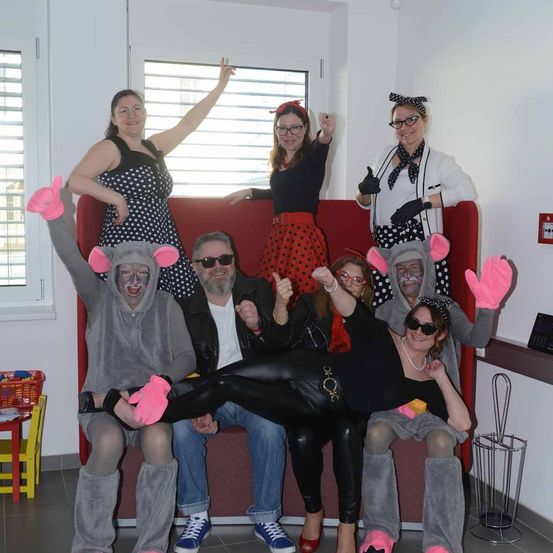 Bild enthält, People, Person, Pants, Portrait, Couch, Costume, Living Room, Shoe, Glove, Woman