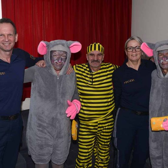 Bild enthält, Costume, Person, Face, Portrait, Adult, Male, Man, T-Shirt, Glove, People
